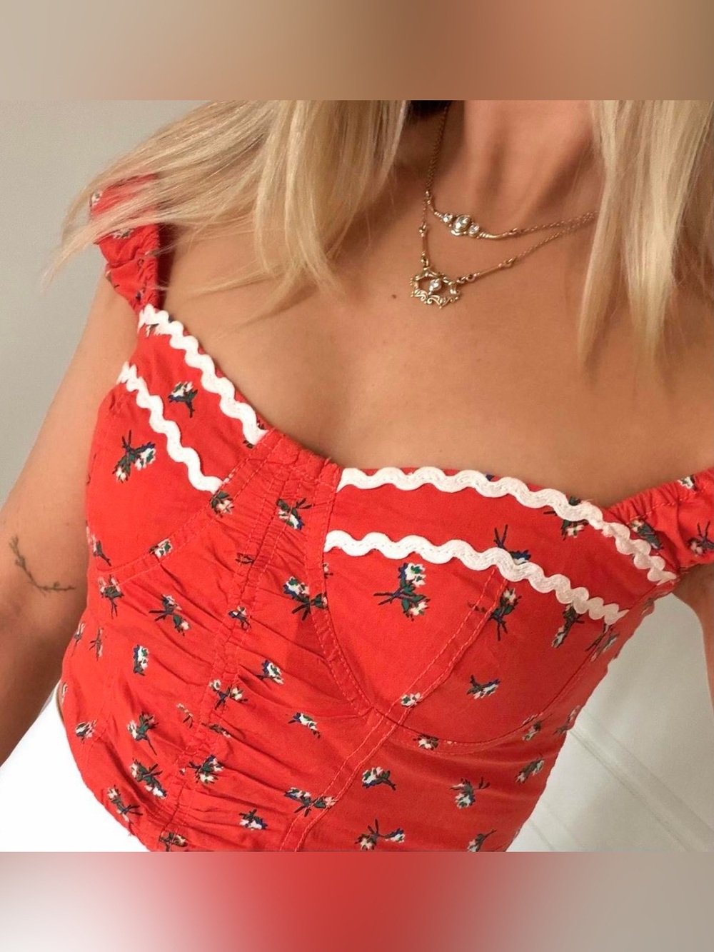 Urban Outfitters Floral Corset Ruched Strap Crop Tank Top in Red - S